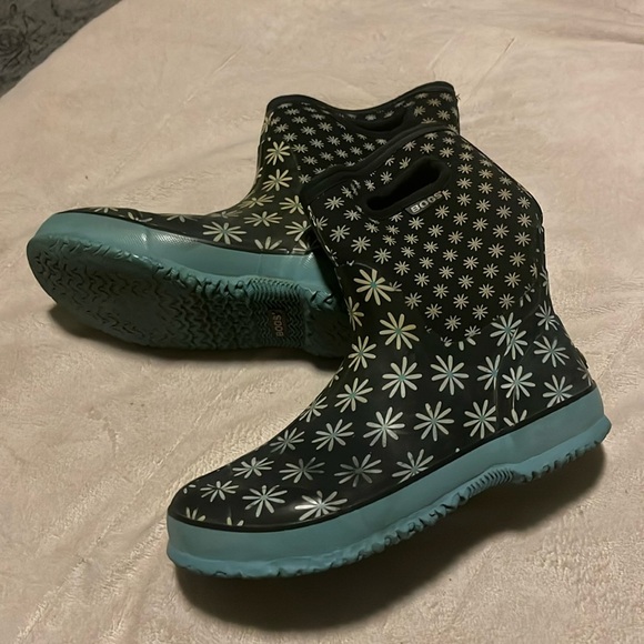 Bogs blue flower design rain boots.  Women’s size 9. - Picture 1 of 4